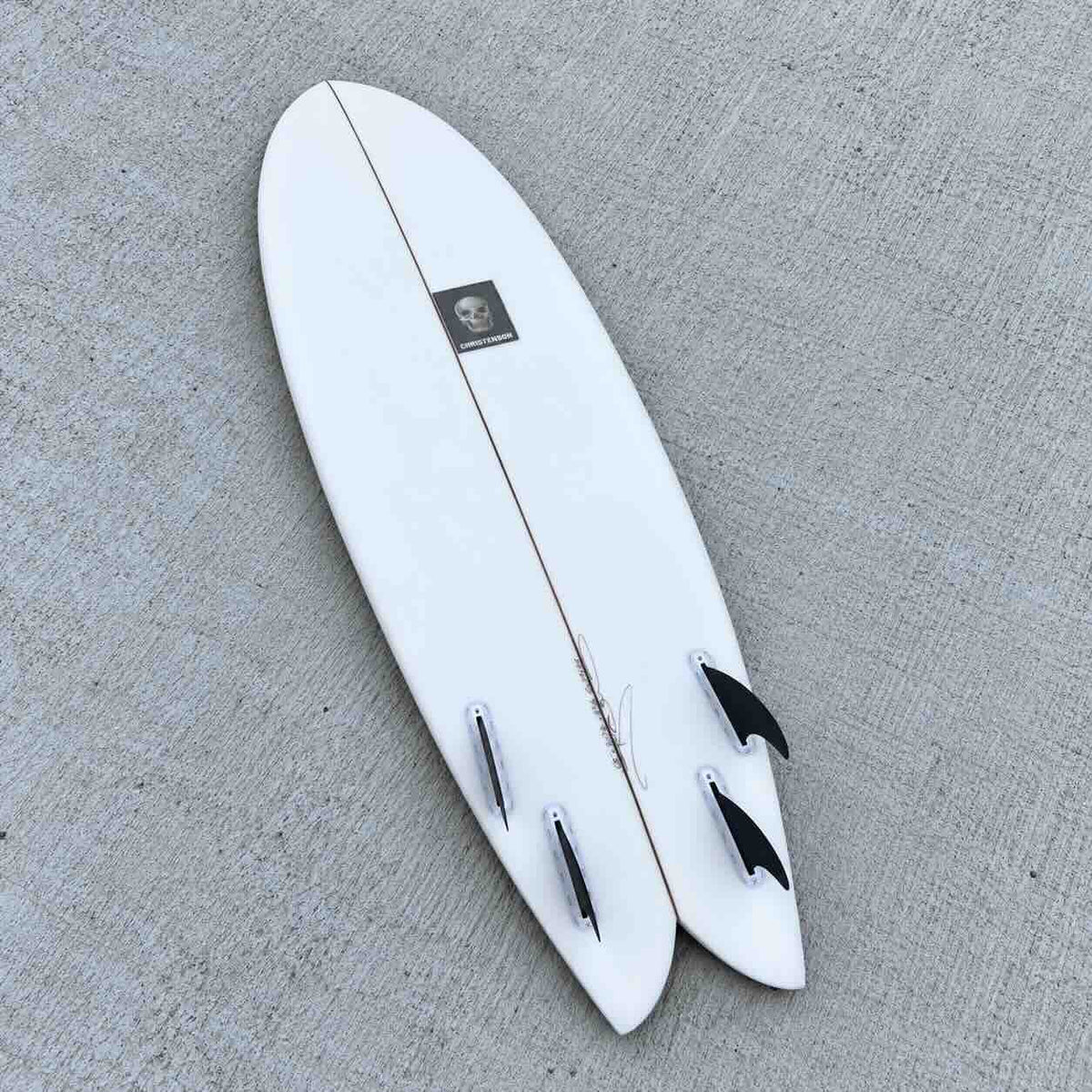 Christenson Nautilus 6'8 vue de dessous avec dérives quad – Location surf Biarritz