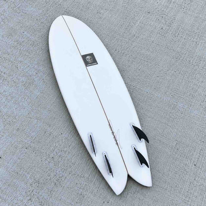 Christenson Nautilus 6'8 vue de dessous avec dérives quad – Location surf Biarritz